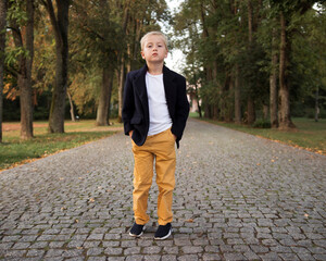 Chłopiec pozuje wśród natury. Jak zostać młodym modelem. © Kamila