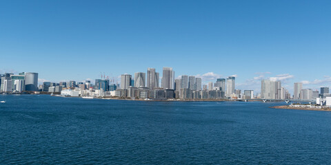 Obraz premium Tokyo Skyline under the blue sky on a sunny day
