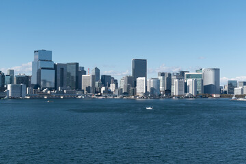 Obraz premium Tokyo Skyline under the blue sky on a sunny day