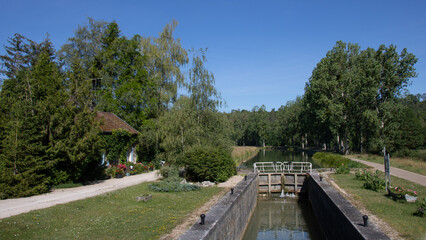 maison éclusière le long du canal de Bourgogne en été