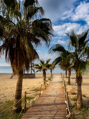 Obraz premium Wooden walkway leads to the beach