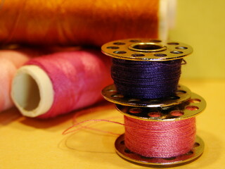 Kolorowe nici na szpulkach do szycia ubrań