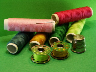 Kolorowe nici na szpulkach do szycia ubrań