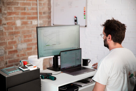 Man analyzing coffee roasting values at a specialty coffee roasting factory in Barcelona