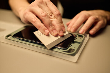 A Step-by-step Guide on How to Properly Apply a Screen Protector for Your Smartphone