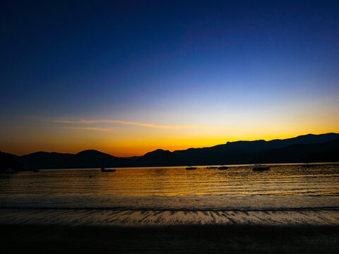 P&ocirc;r do Sol na Praia do L&aacute;zaro, Ubatuba, S&atilde;o Paulo, Brasil