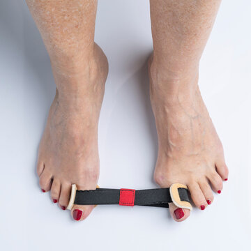 Elastic toe separator to correct hallux valgus or bunion