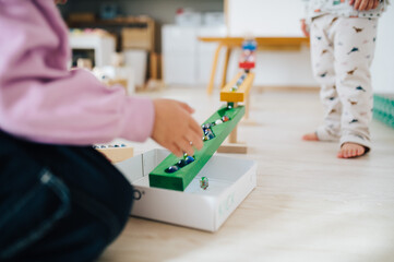 マーブルランで遊ぶ子ども