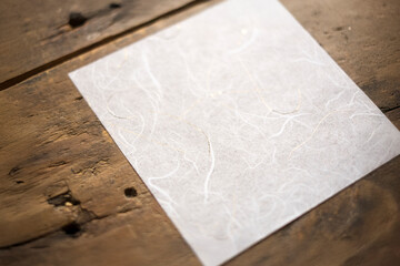 白い和紙_背景素材_木の机