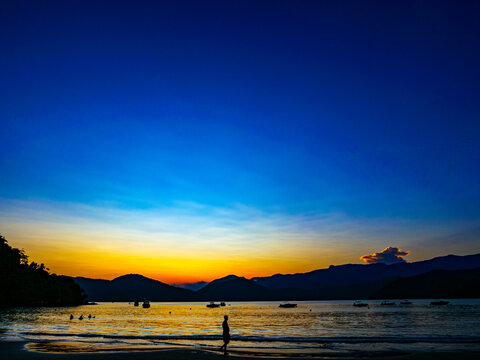 P&ocirc;r do Sol na Praia do L&aacute;zaro, Ubatuba, S&atilde;o Paulo, Brasil