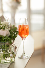 Aperol Spritz und Brautstrauß mit Ranunkeln