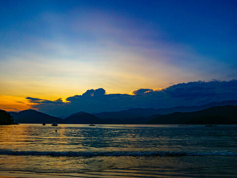 P&ocirc;r do Sol na Praia do L&aacute;zaro, Ubatuba, S&atilde;o Paulo, Brasil