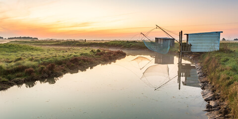 Lever du soleil sur les p&ecirc;cheries du marais breton &agrave; Bouin en Vend&eacute;e