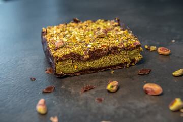 domowa czekolada dubajska z chrupiącym ciastem kadayif, kremem pistacjowym i gorzką czekoladą. Wiralowa czekolada robiona w własnoręcznie smakuje jeszcze lepiej.