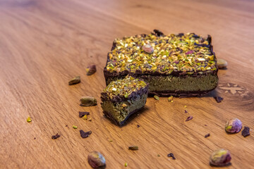 domowa czekolada dubajska z chrupiącym ciastem kadayif, kremem pistacjowym i gorzką czekoladą. Wiralowa czekolada robiona w własnoręcznie smakuje jeszcze lepiej.