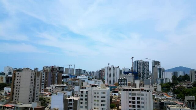 Ciudad sudamericana de Lima en Peru, durante un c&aacute;lido d&iacute;a de verano con el cielo despejado