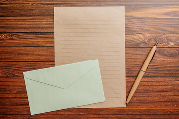 机に置かれたレターセット