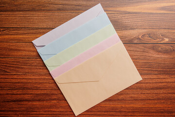 机に置かれた5色の封筒