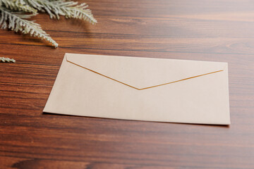 机に置かれたオレンジの封筒