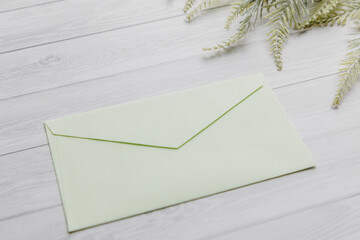 机に置かれた緑色の封筒