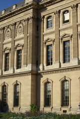 Façade à pilastres canelés à Paris. France