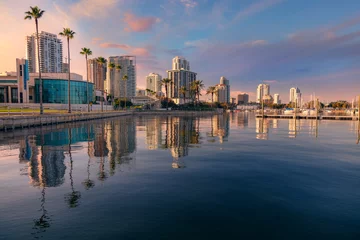 Rolgordijnen zonder boren St. Petersburg, Florida, USA. Cityscape image of St. Petersburg, Florida with reflection of the city skyline in the water at beautiful sunset. © rudi1976