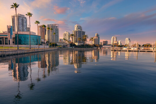 Fototapeta St. Petersburg, Florida, USA. Cityscape image of St. Petersburg, Florida with reflection of the city skyline in the water at beautiful sunset.