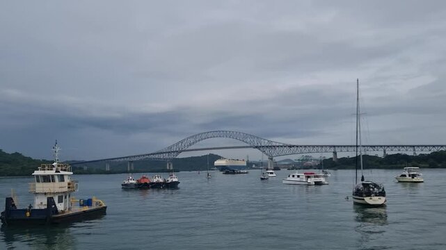 Un gran buque carguero pasa por debajo del puente de las Am&eacute;ricas en panam&aacute;.