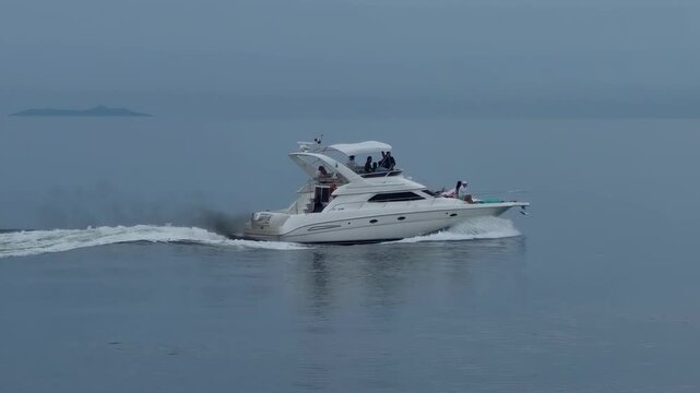 Un veloz bote blanco deja una estela de humo negro a su paso, en la bah&iacute;a de panam&aacute;.