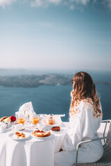 Obraz premium Blonde Young Woman Santorini Breakfast