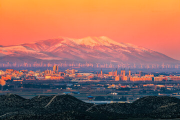 Zaragoza y el Moncayo ciudad y montaña nevada