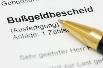 Fototapeta premium Ein Kugelschreiber liegt auf einem Bußgeldbescheid