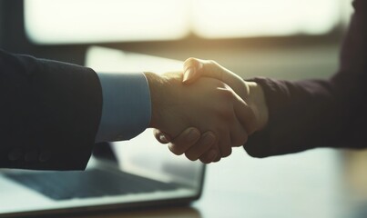 商务谈判合作成功的握手瞬间