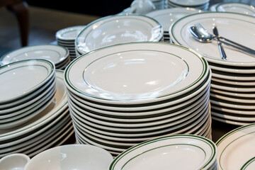 重ねられた皿、雑貨店、ライフスタイルショップ