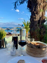 Wein und Brot Pause am Strand