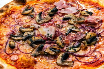 Pizza con funghi, prosciutto cotto, wurstel e cipolla 