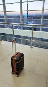 Maleta de viaje en la sala de espera de un aeropuerto, Aeropuerto Felipe &aacute;ngeles, viajes y turismo