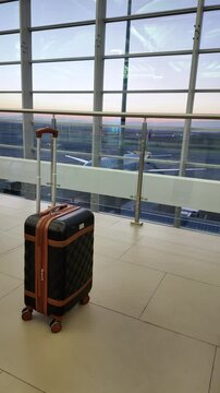 Maleta de viaje en la sala de espera de un aeropuerto, Aeropuerto Felipe &aacute;ngeles, viajes y turismo