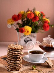 photo Elevate Tea Time with Homemade Oatmeal Cookies and Chic Teapot in a Cozy Setting with Vibrant Flowers for a Delightful and Relaxing Experience