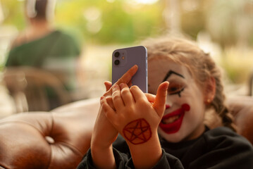 Dziewczynka z telefonem z makijażem halloween © Bartlomiej