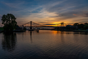 Die Kaiser-Wilhelm-Br&uuml;cke im Sonnenuntergang