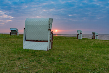 Strandkörbe im Sonnenuntergang