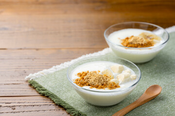 ヘルシーな朝食バナナヨーグルトに香ばしいきな粉トッピング