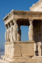 Obraz premium Caryatid women pillars on the Erechtheion in Athens, Greece.