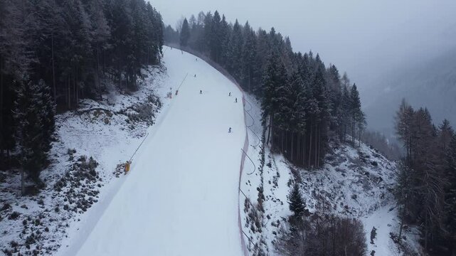 La sensaci&oacute;n de ver por primera vez la nieve en las monta&ntilde;as es una cosa espectacular. M&aacute;s si lo miro a trav&eacute;s de un drone, estas son las ventajas de ser filmmaker aventurero que esqu&iacute;a hace snowboard
