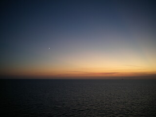 Meerwasser tiefes blau - Sonnenuntergang Mittelmeer mit Mond