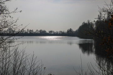 Sonne spiegelt sich auf dem Wasser