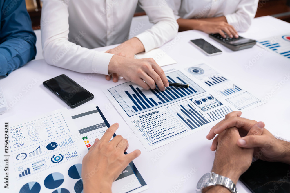 Leinwandbilder analyst team utilizing bi fintech to analyze financial data at table in meeting room. businesspeople