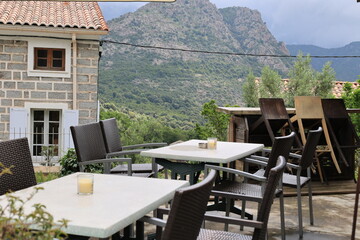 Kleiner Ort in der Berglandschaft der Französichen Mittelmeerinsel Korsika