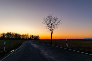 leere Straße gegen Sonnenuntergang